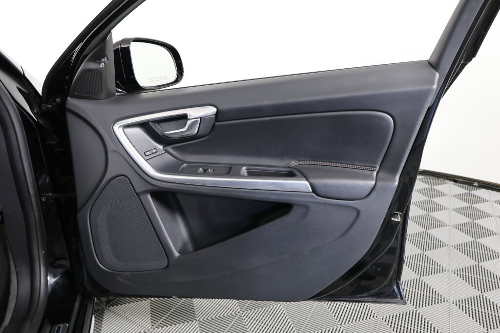 Used 2016 Volvo V60 T5 Cross Country Platinum image 25