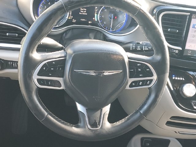 Used 2023 Chrysler Pacifica Touring-L FWD image 13