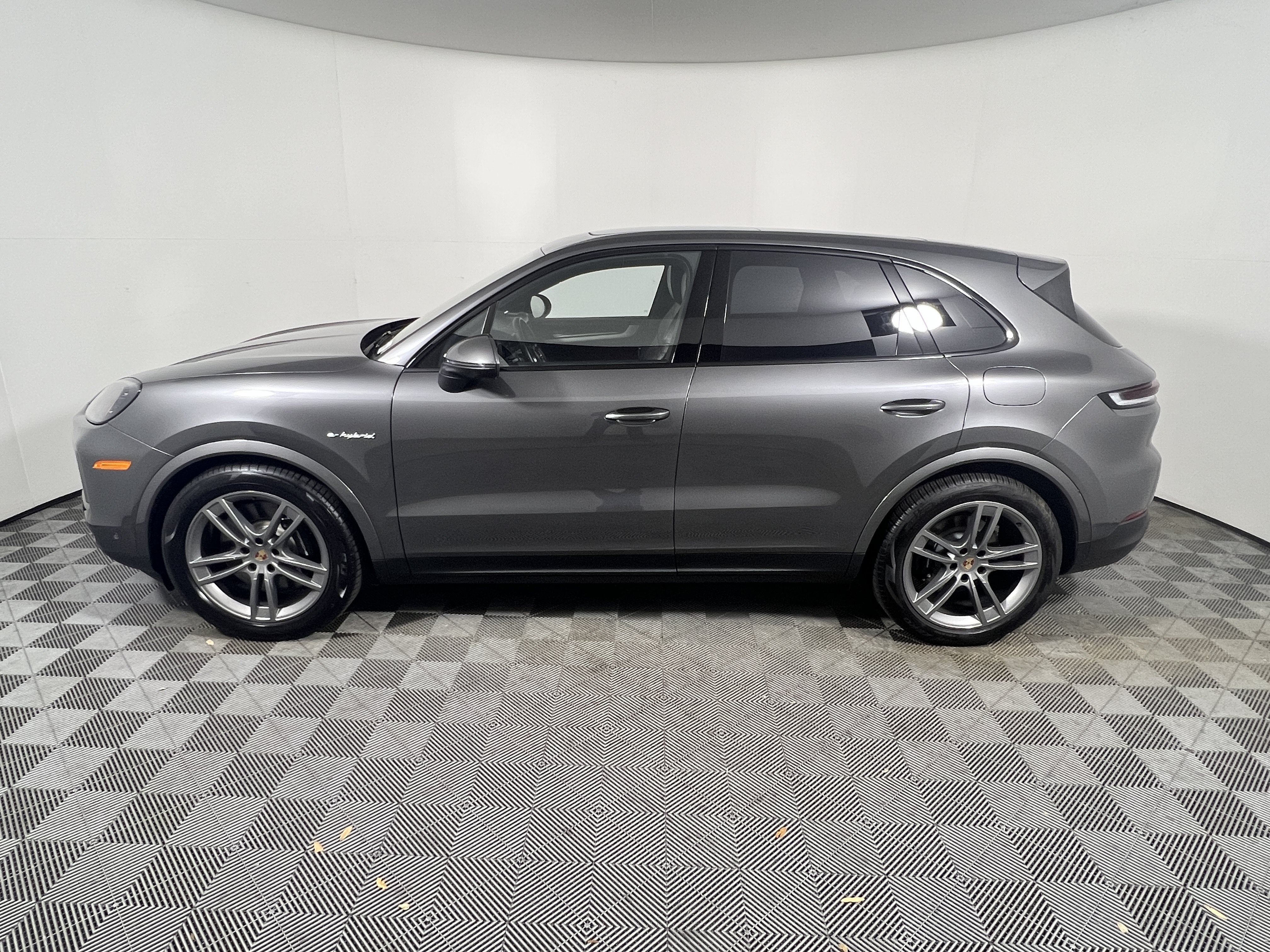 Certified 2025 Porsche Cayenne E-Hybrid AWD/4WD image 2