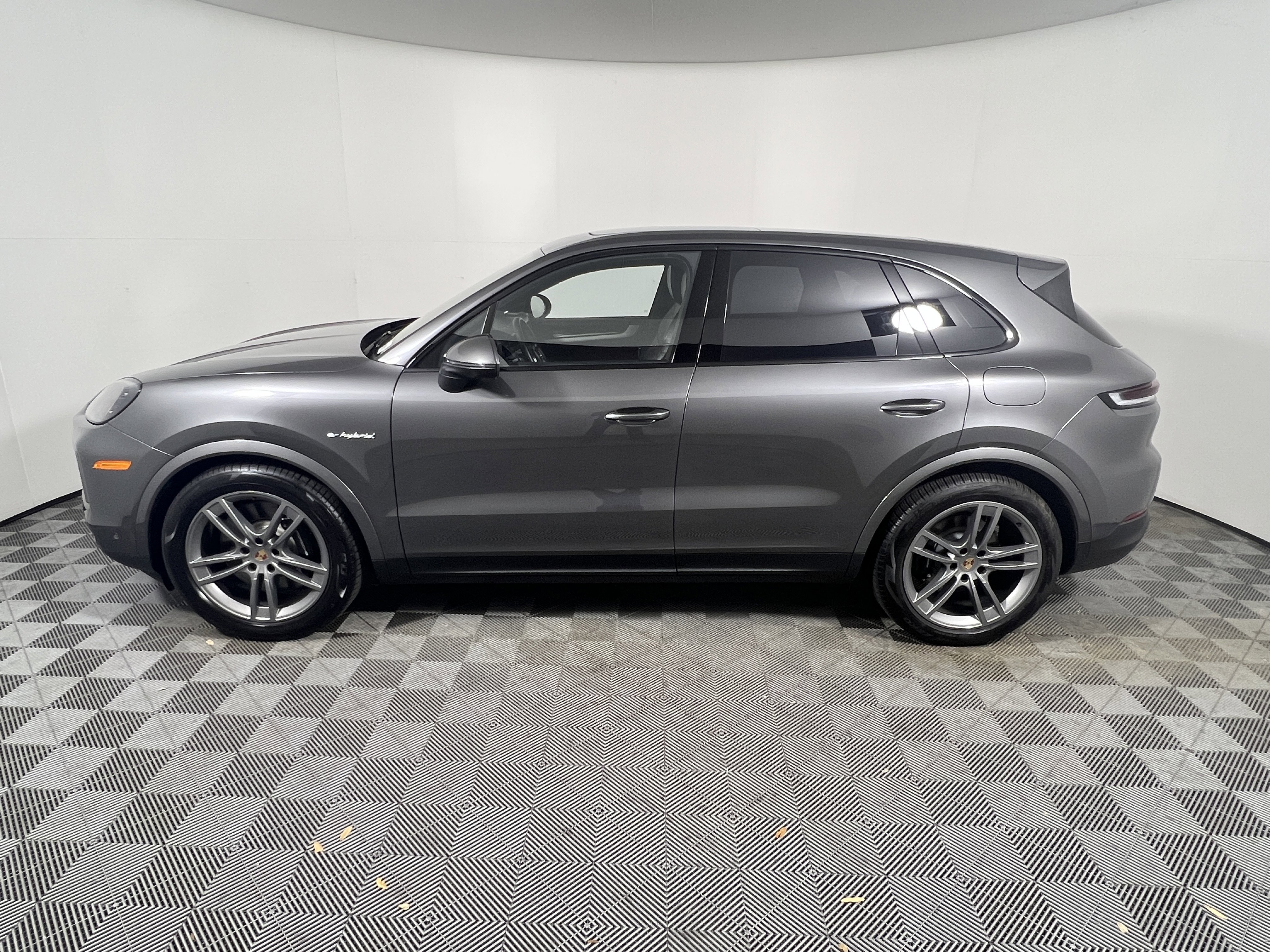 Certified 2025 Porsche Cayenne E-Hybrid AWD/4WD image 2
