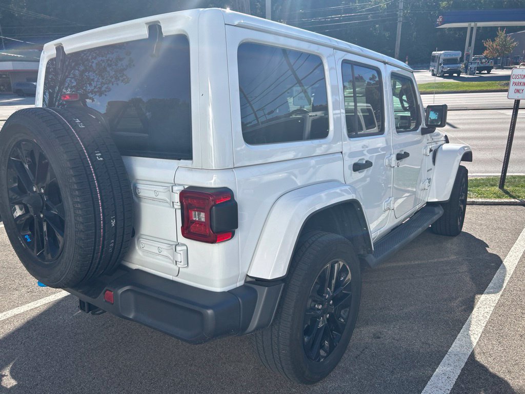 Used 2023 Jeep Wrangler Unlimited Sahara w/ Cold Weather Group AWD/4WD image 9