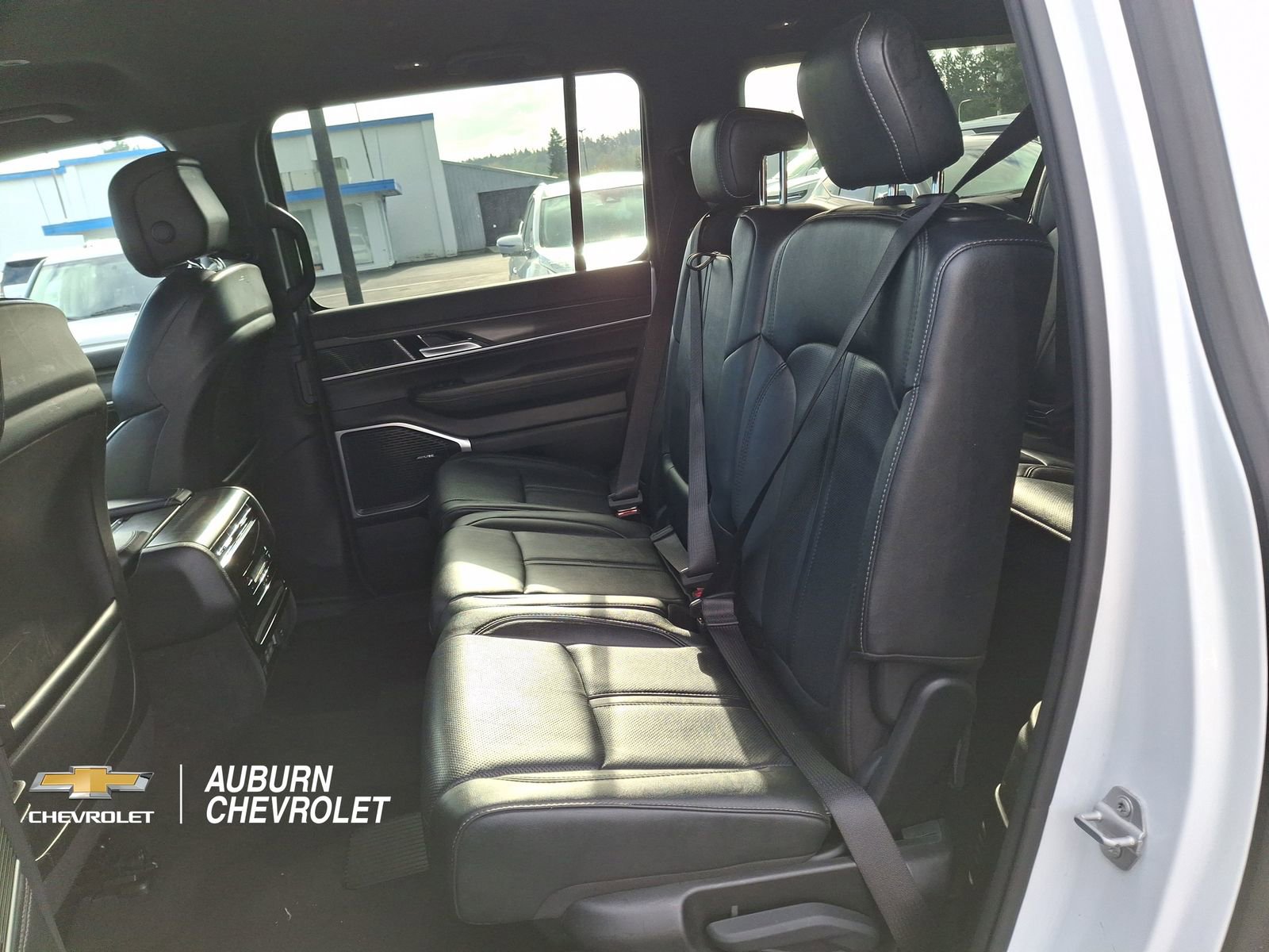 Used 2023 Jeep Wagoneer L Series II AWD/4WD image 21