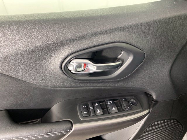 Used 2019 Jeep Cherokee Latitude w/ Cold Weather Group FWD image 24