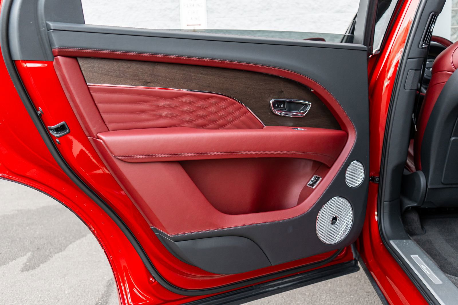 Used 2024 Bentley Bentayga Extended Wheelbase image 31