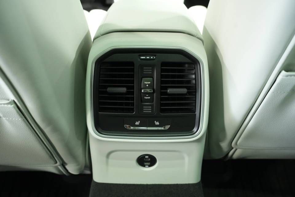 Certified 2026 Porsche Macan AWD/4WD image 26
