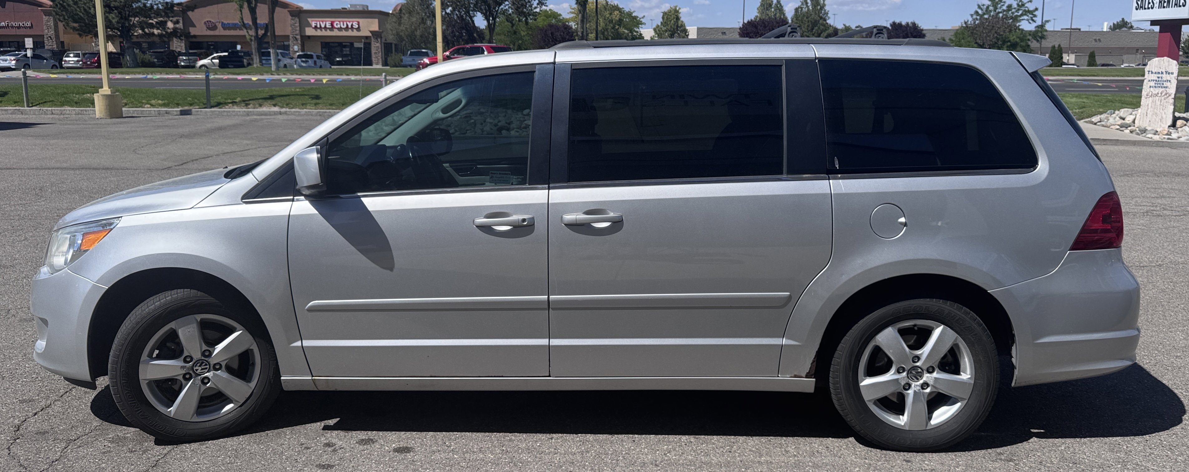 Used 2011 Volkswagen Routan SEL FWD image 5