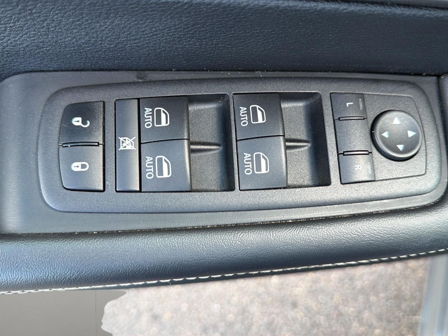 Used 2025 Chrysler Pacifica Select FWD image 12