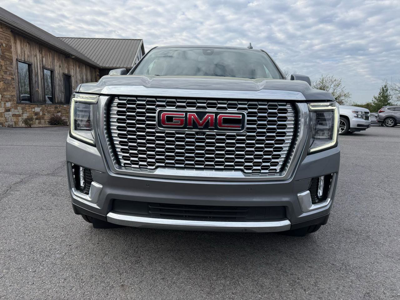 Used 2022 GMC Yukon XL Denali AWD/4WD image 9