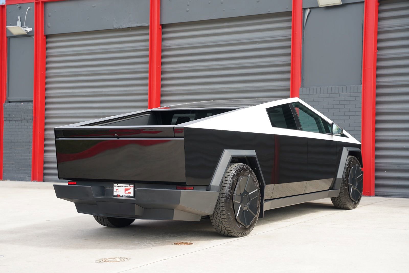 Used 2024 Tesla Cybertruck AWD Crew Cab image 4