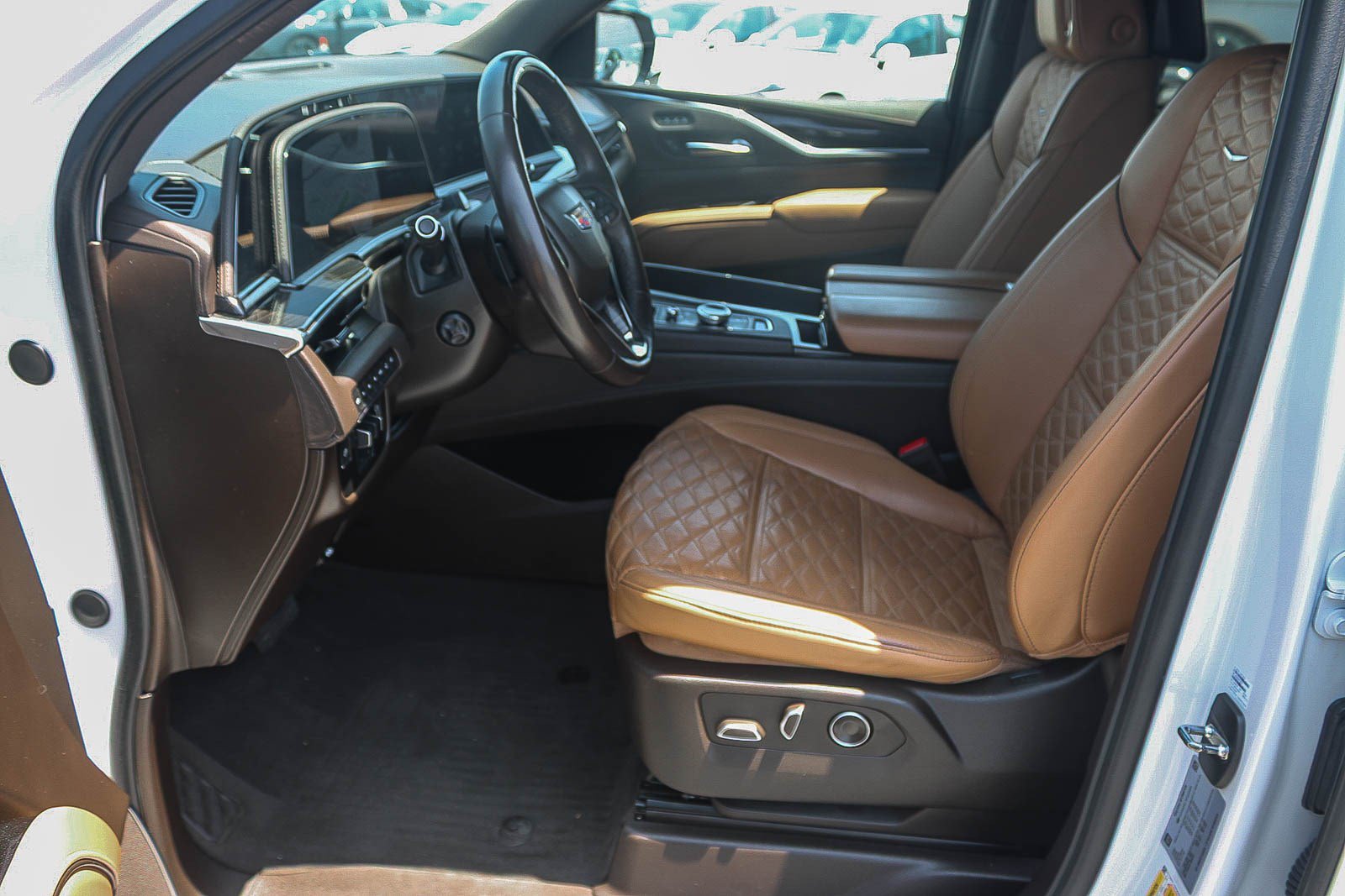Used 2024 Cadillac Escalade ESV Sport w/ LPO, ONYX Package AWD/4WD image 18