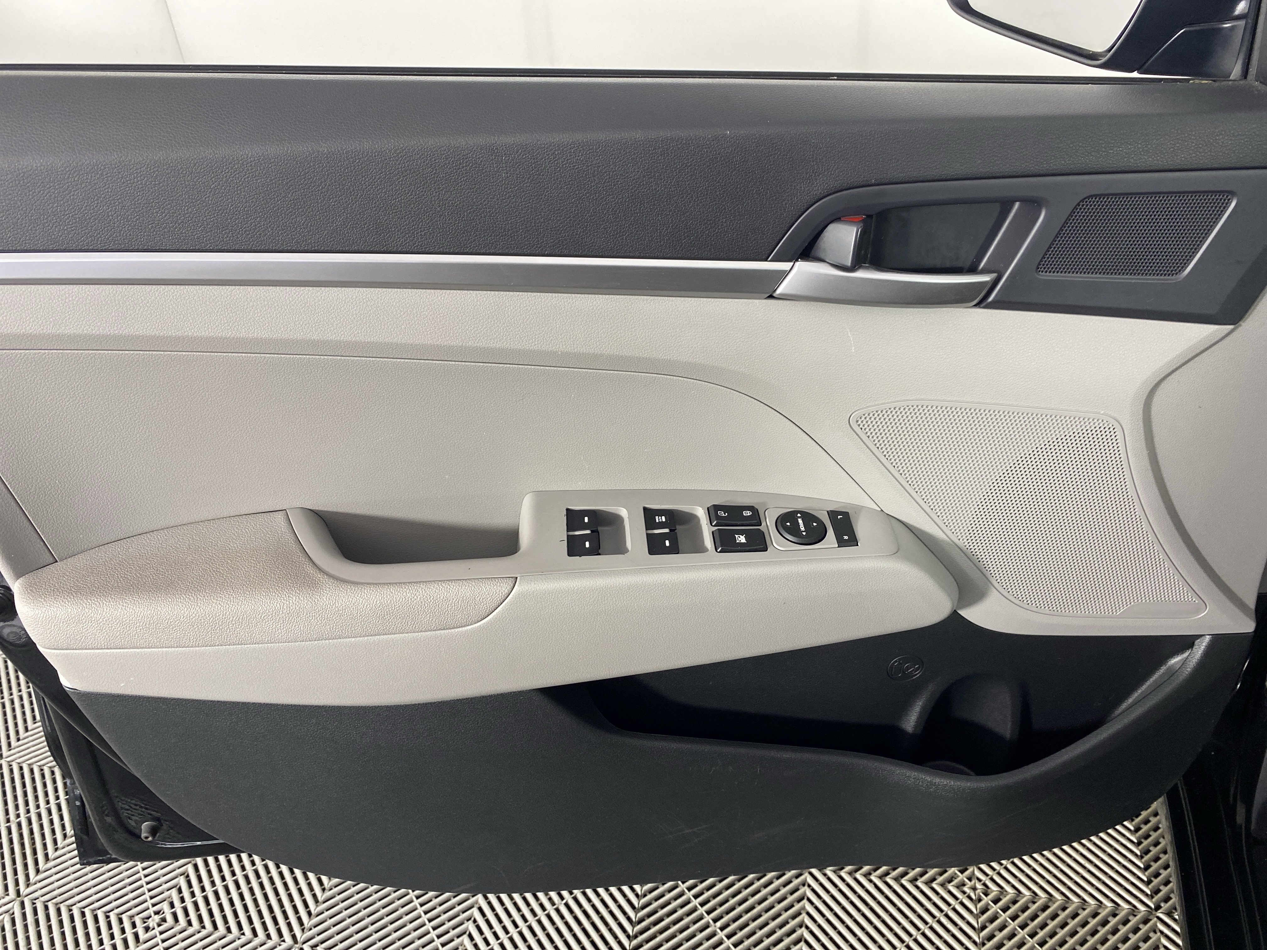 Used 2020 Hyundai Elantra SE FWD image 12