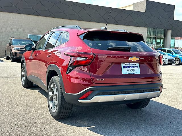 Used 2024 Chevrolet Trax LT w/ Sunroof Package FWD image 2