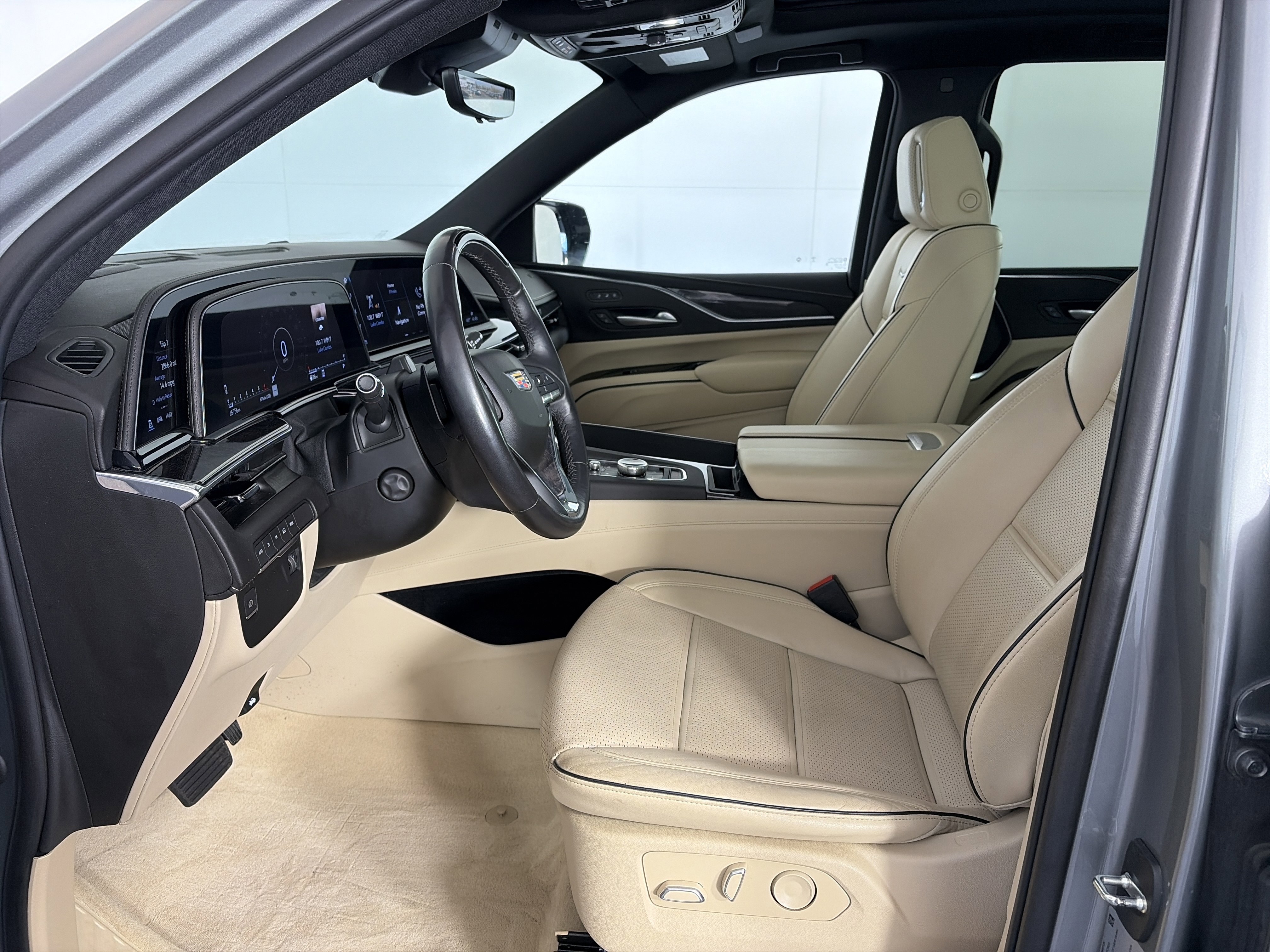 Used 2023 Cadillac Escalade Premium Luxury AWD/4WD image 7