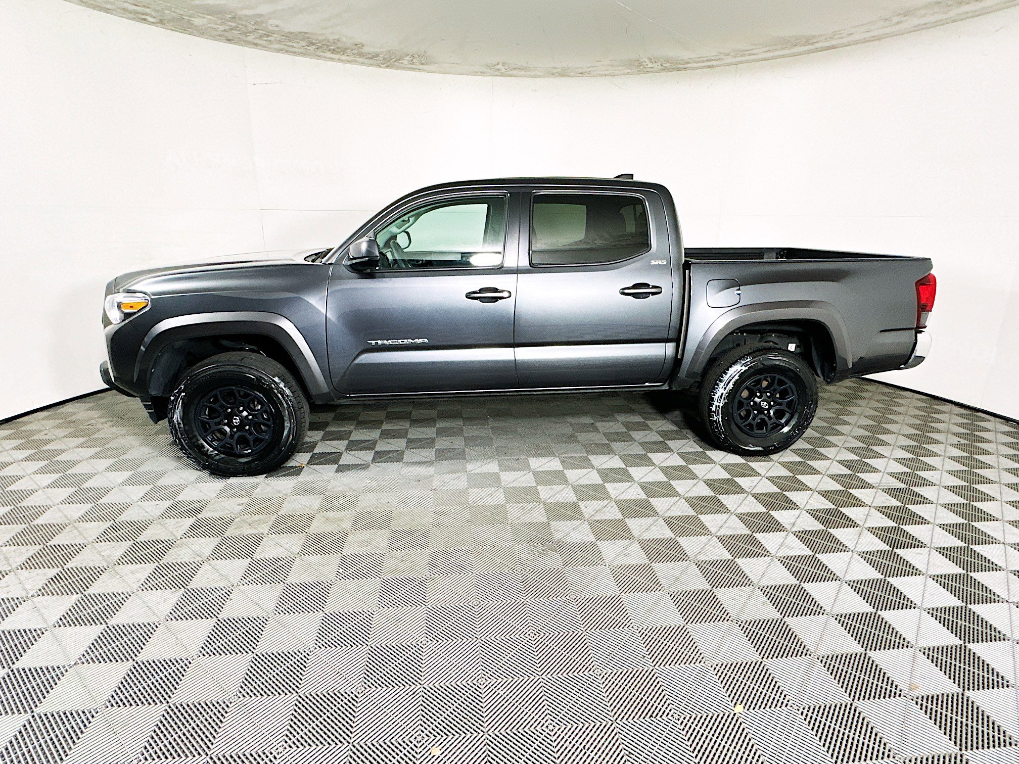 Used 2022 Toyota Tacoma SR5 RWD image 6