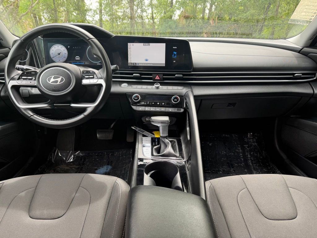 Used 2025 Hyundai Elantra SEL FWD image 13
