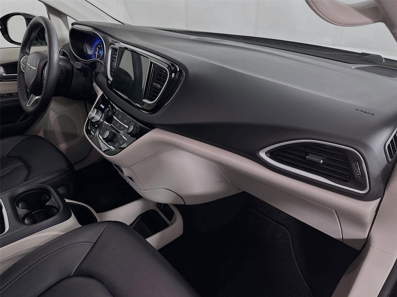 Used 2024 Chrysler Pacifica Touring-L FWD image 29