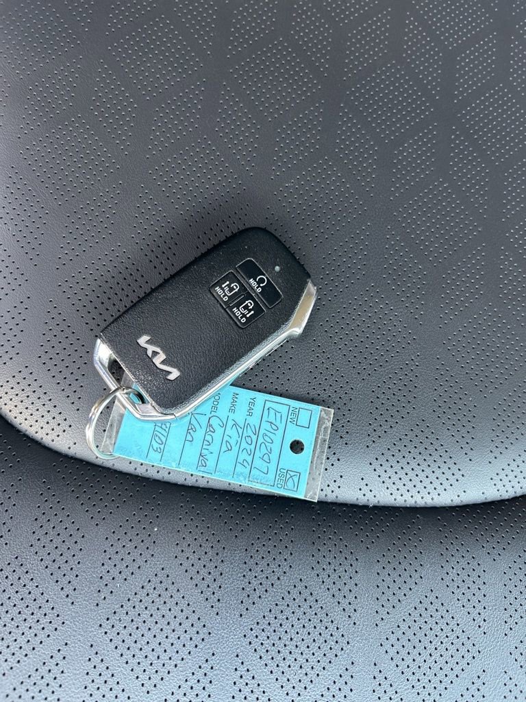 Used 2024 Kia Carnival LX image 31