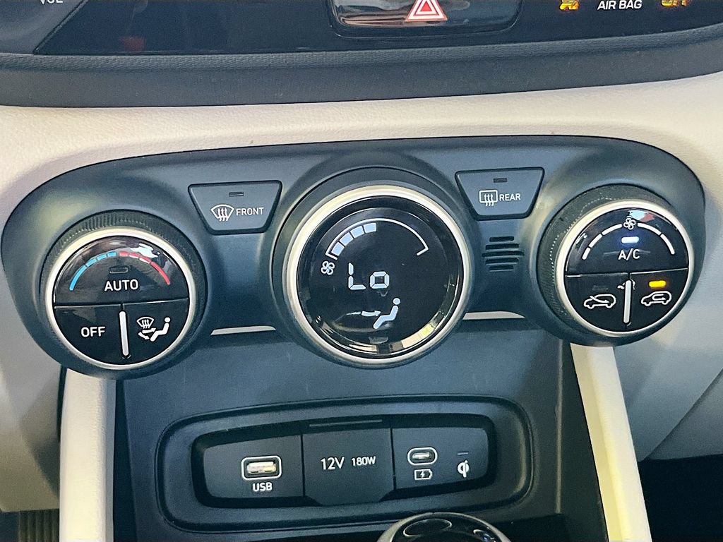 Used 2024 Hyundai Venue Limited FWD image 16