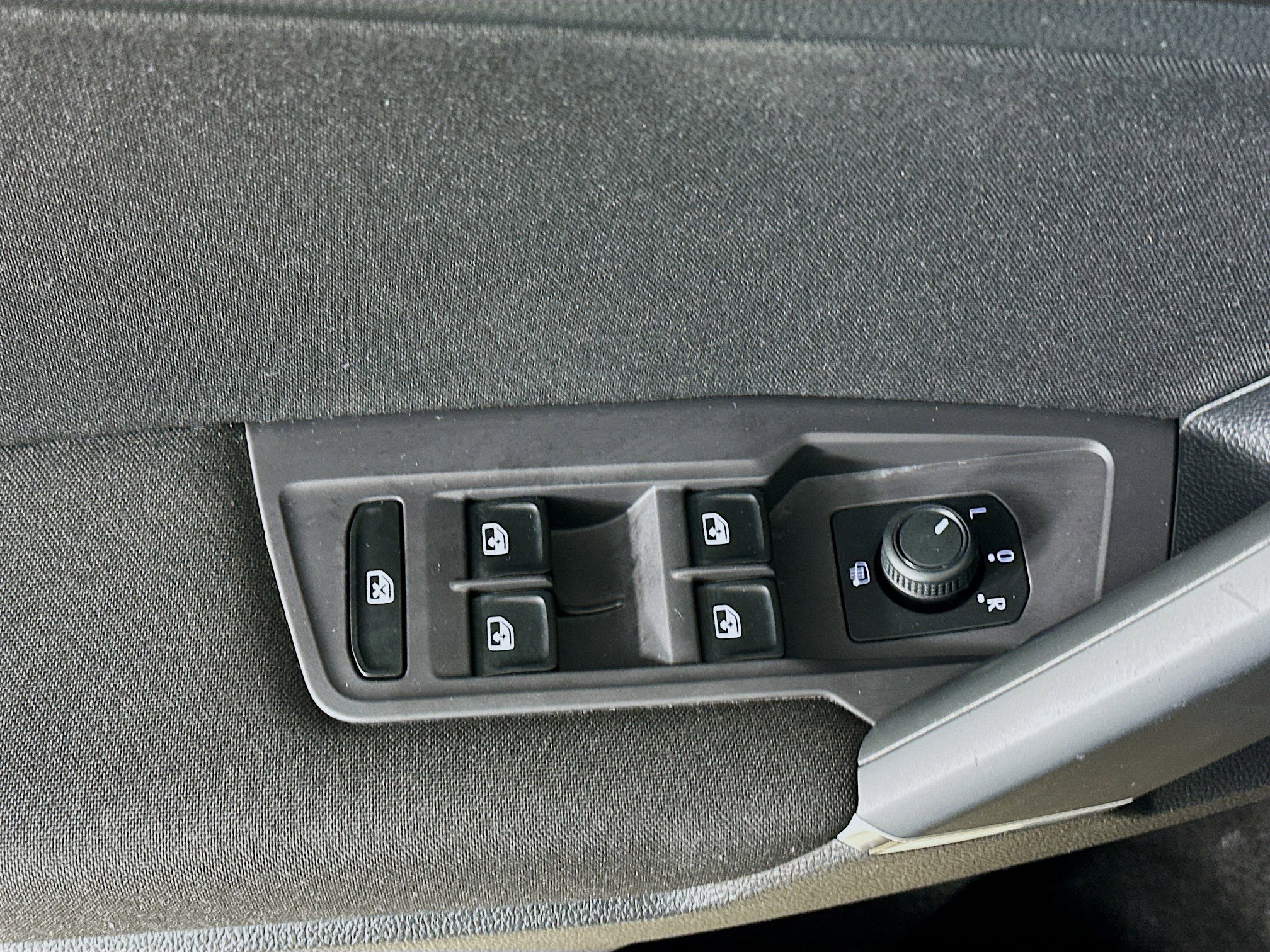 Used 2018 Volkswagen Tiguan S image 22