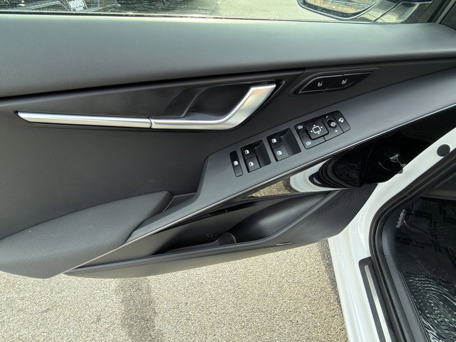 Used 2024 Kia Niro SX Touring image 13