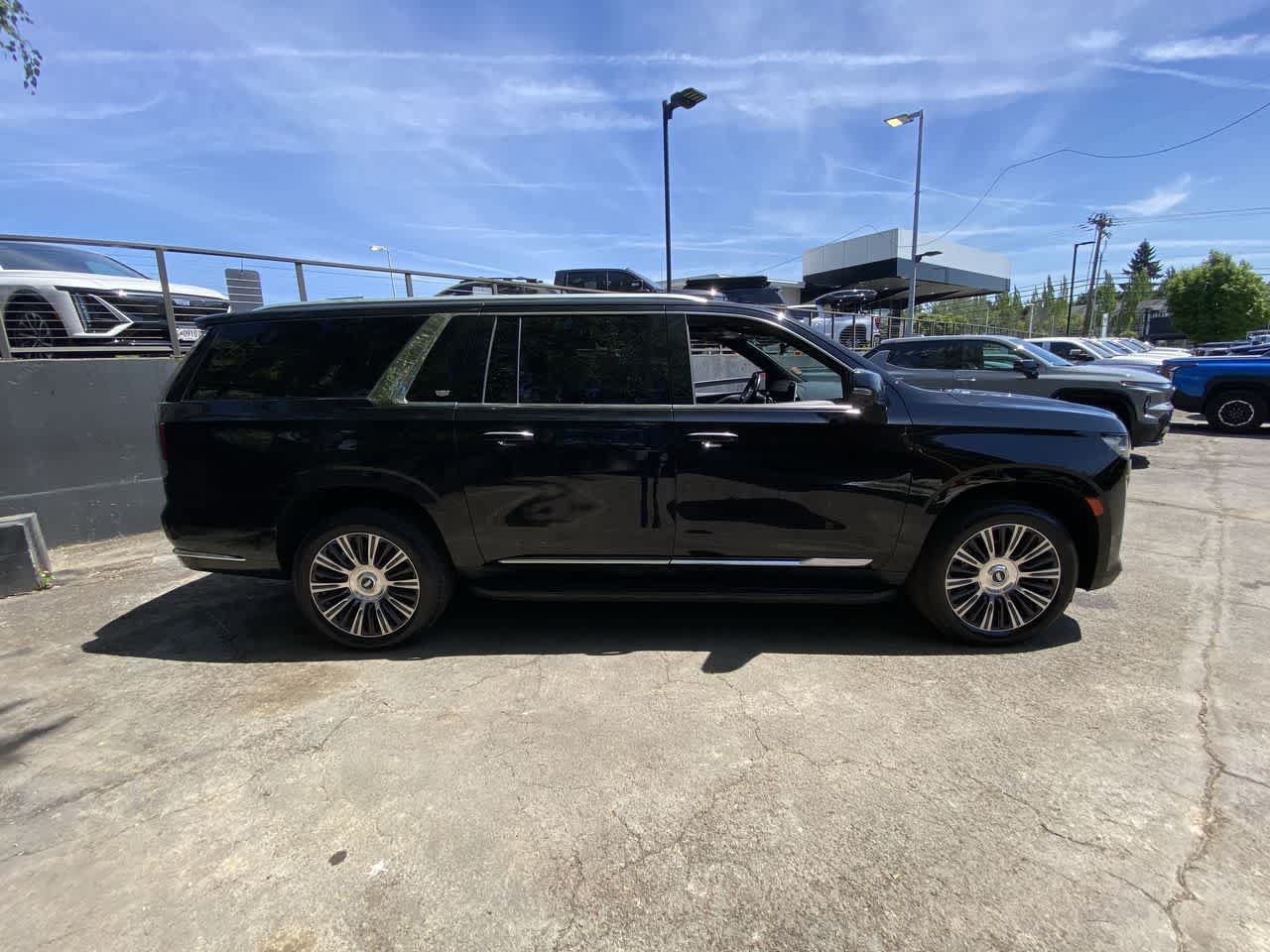 Used 2021 Cadillac Escalade ESV Premium Luxury w/ LPO, Illumination Package AWD/4WD image 7