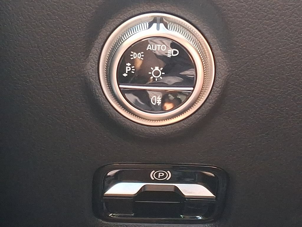 Used 2025 Mercedes-Benz C 300 4MATIC Sedan image 25