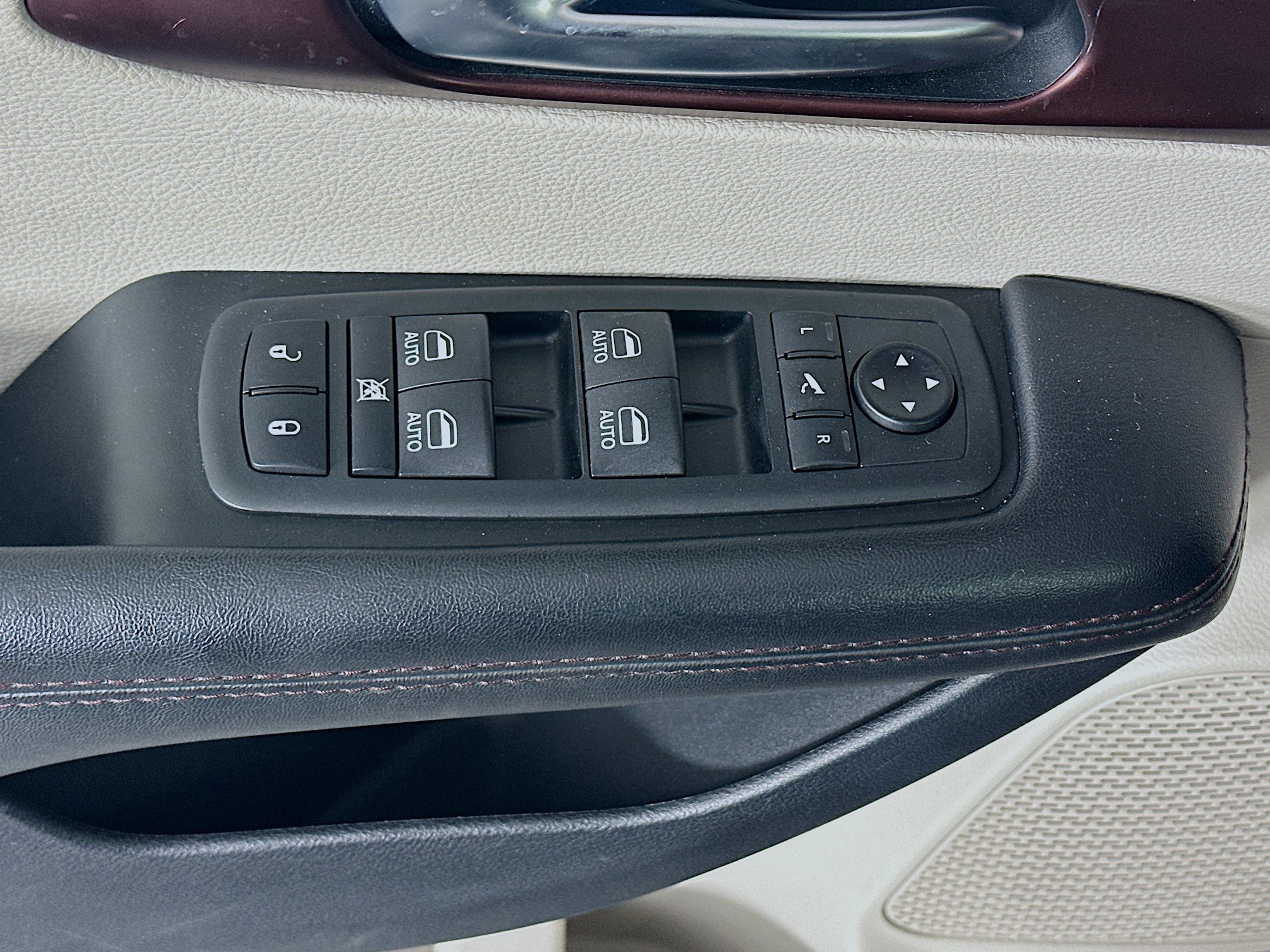 Used 2020 Chrysler Pacifica Limited w/ Advanced Safetytec Group FWD image 15