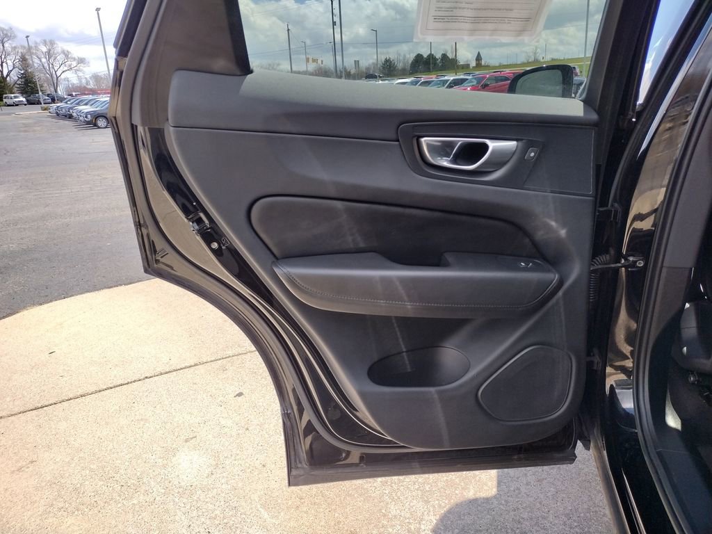 Used 2023 Volvo XC60 B5 Core AWD/4WD image 12