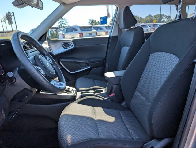 Used 2025 Kia Soul LX w/ LX Technology Package FWD image 13