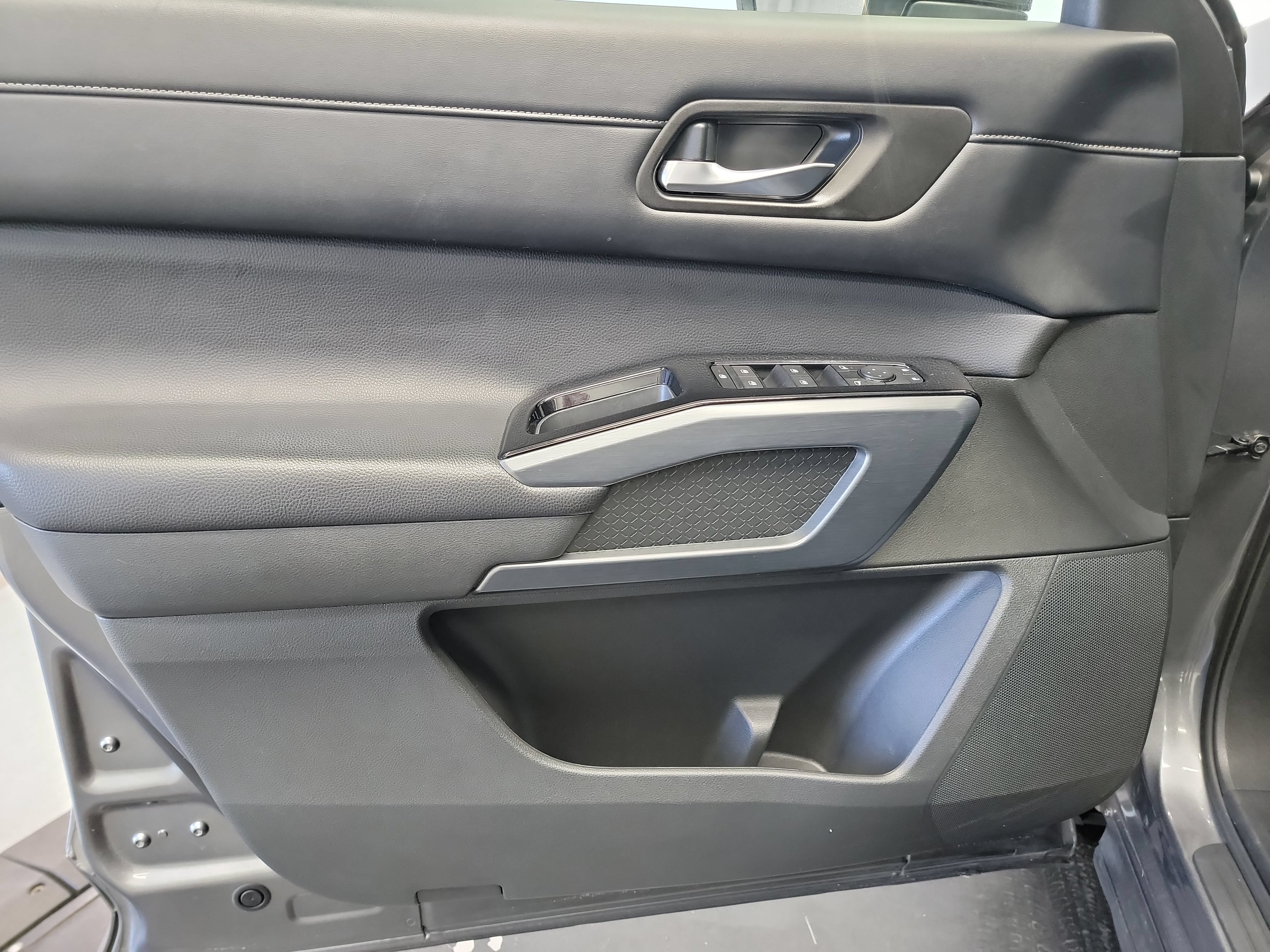 Used 2024 Nissan Pathfinder SL AWD/4WD image 13