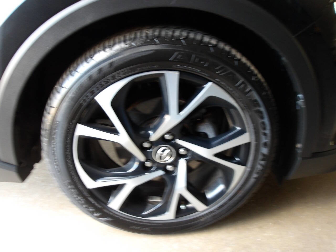 Used 2018 Toyota C-HR XLE FWD image 32