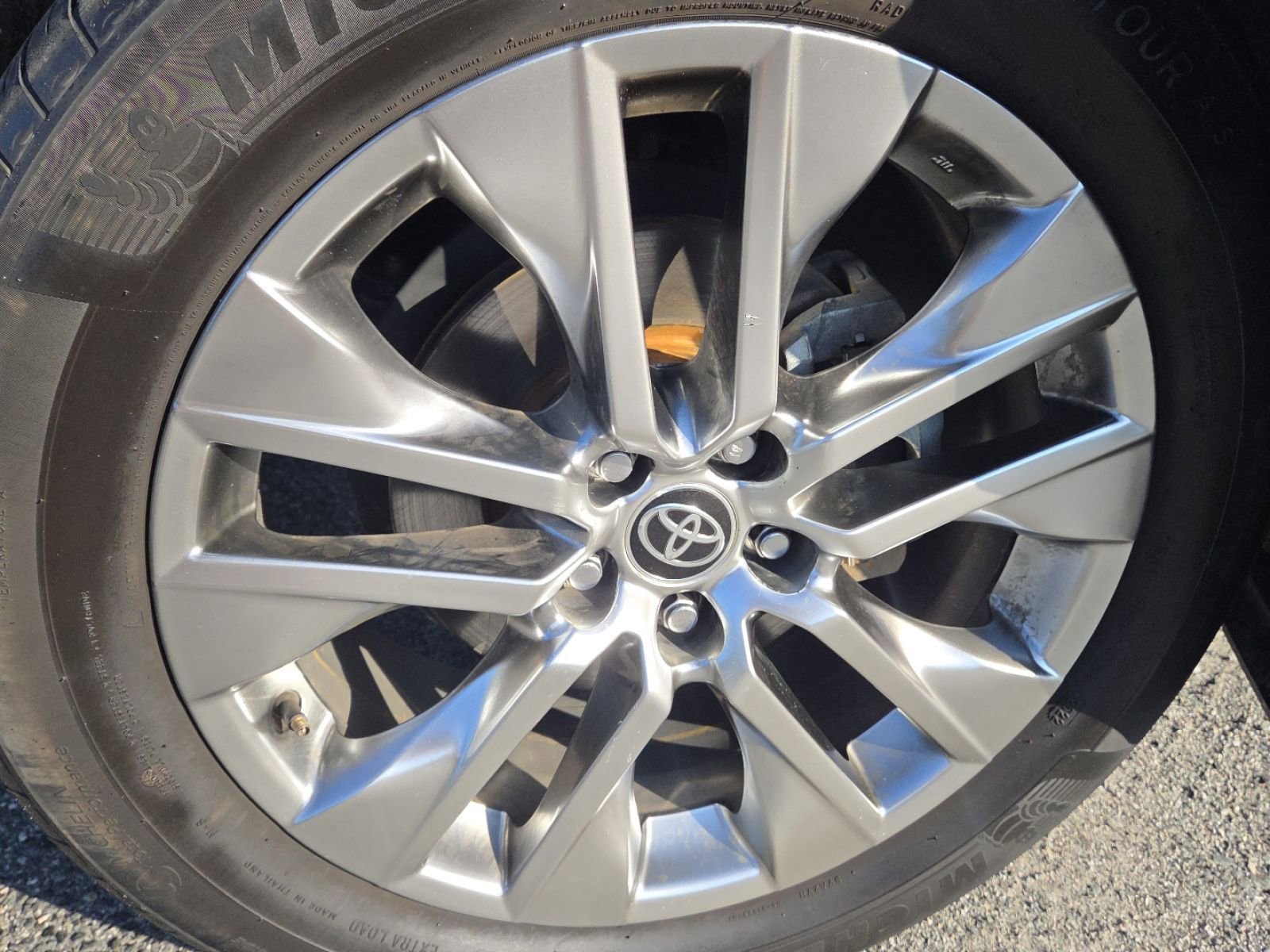 Used 2021 Toyota RAV4 XLE Premium image 11