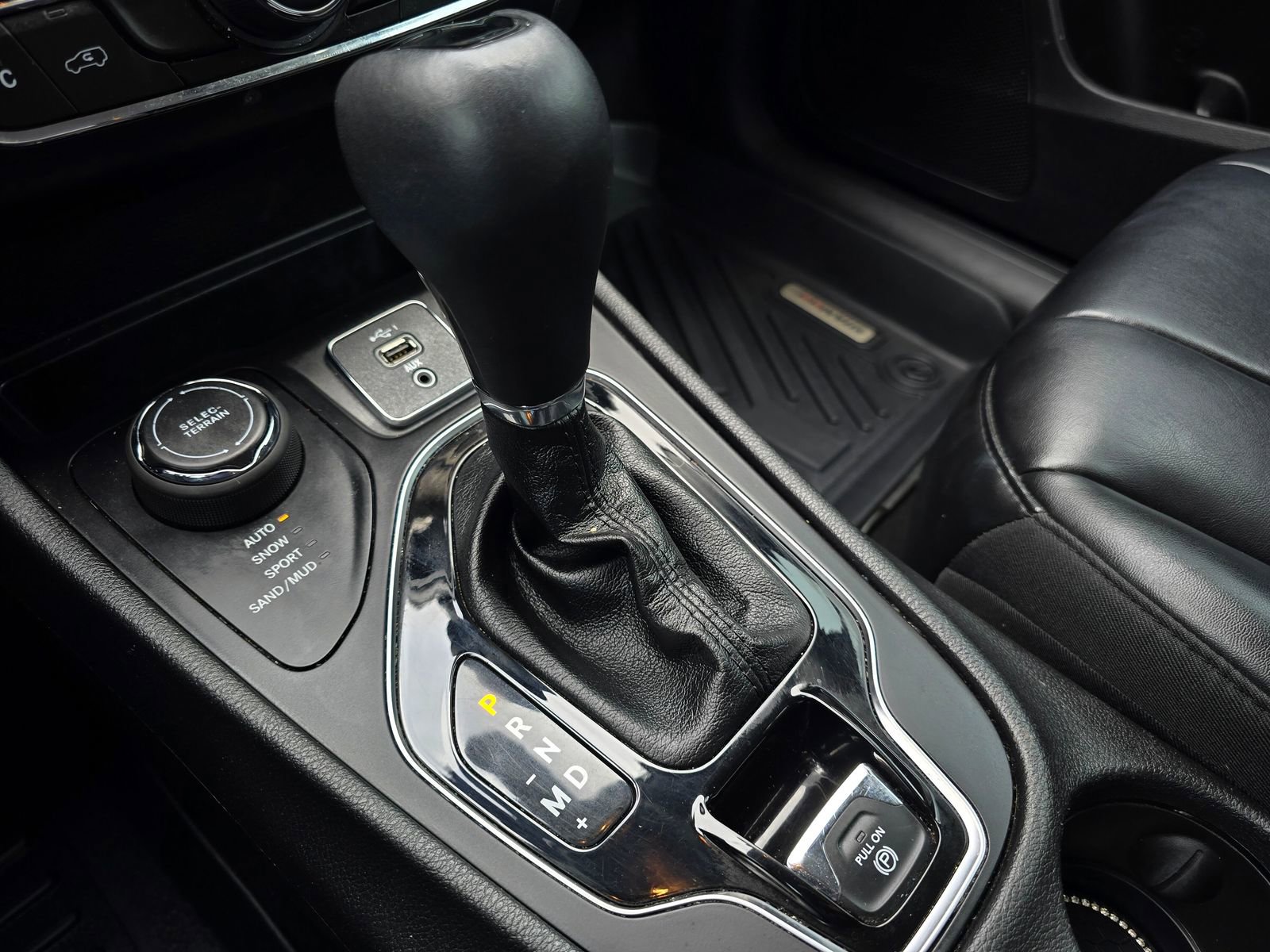 Used 2019 Jeep Cherokee Latitude Plus AWD/4WD image 31