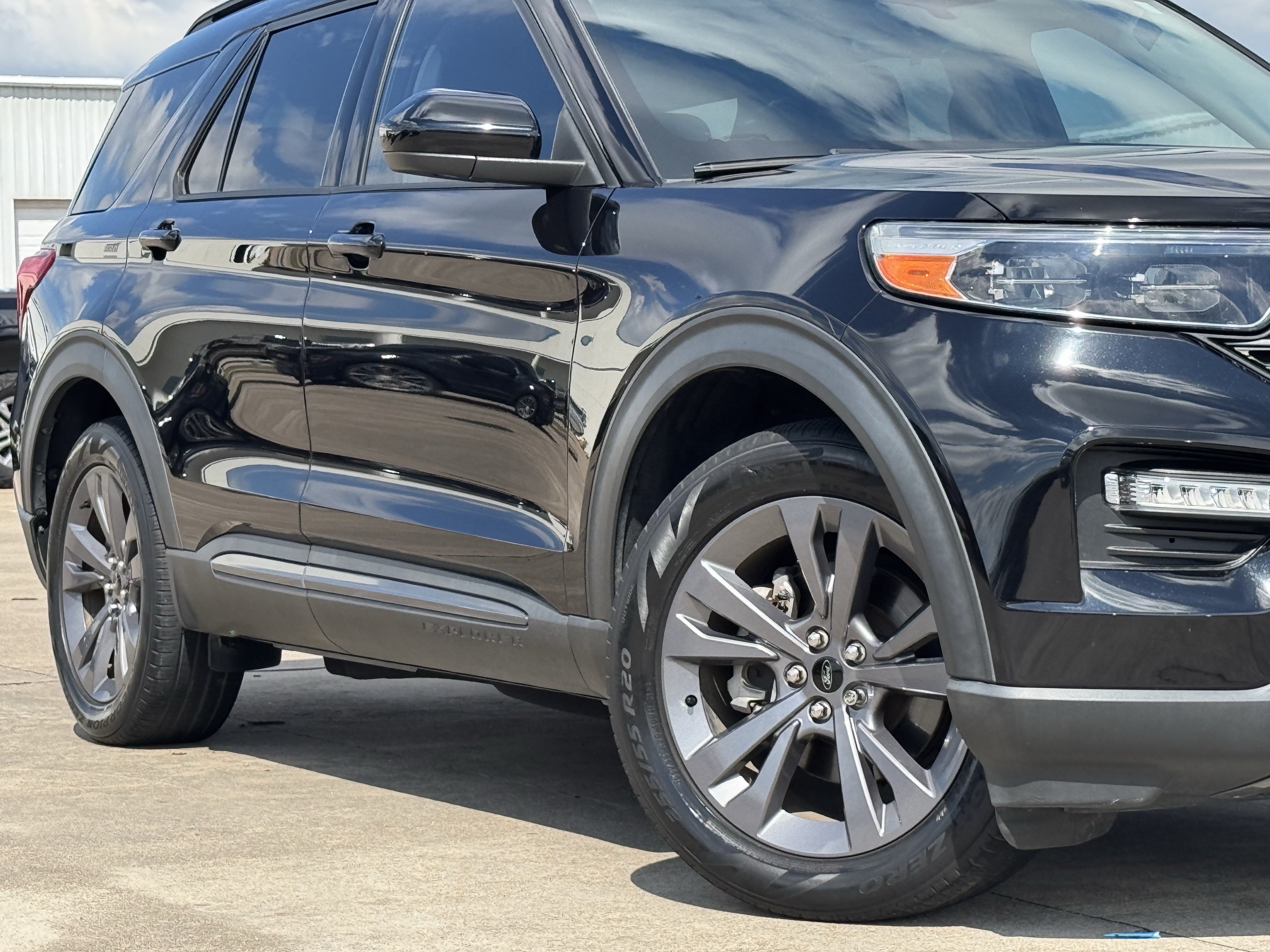 Used 2023 Ford Explorer XLT w/ Equipment Group 202A RWD image 3