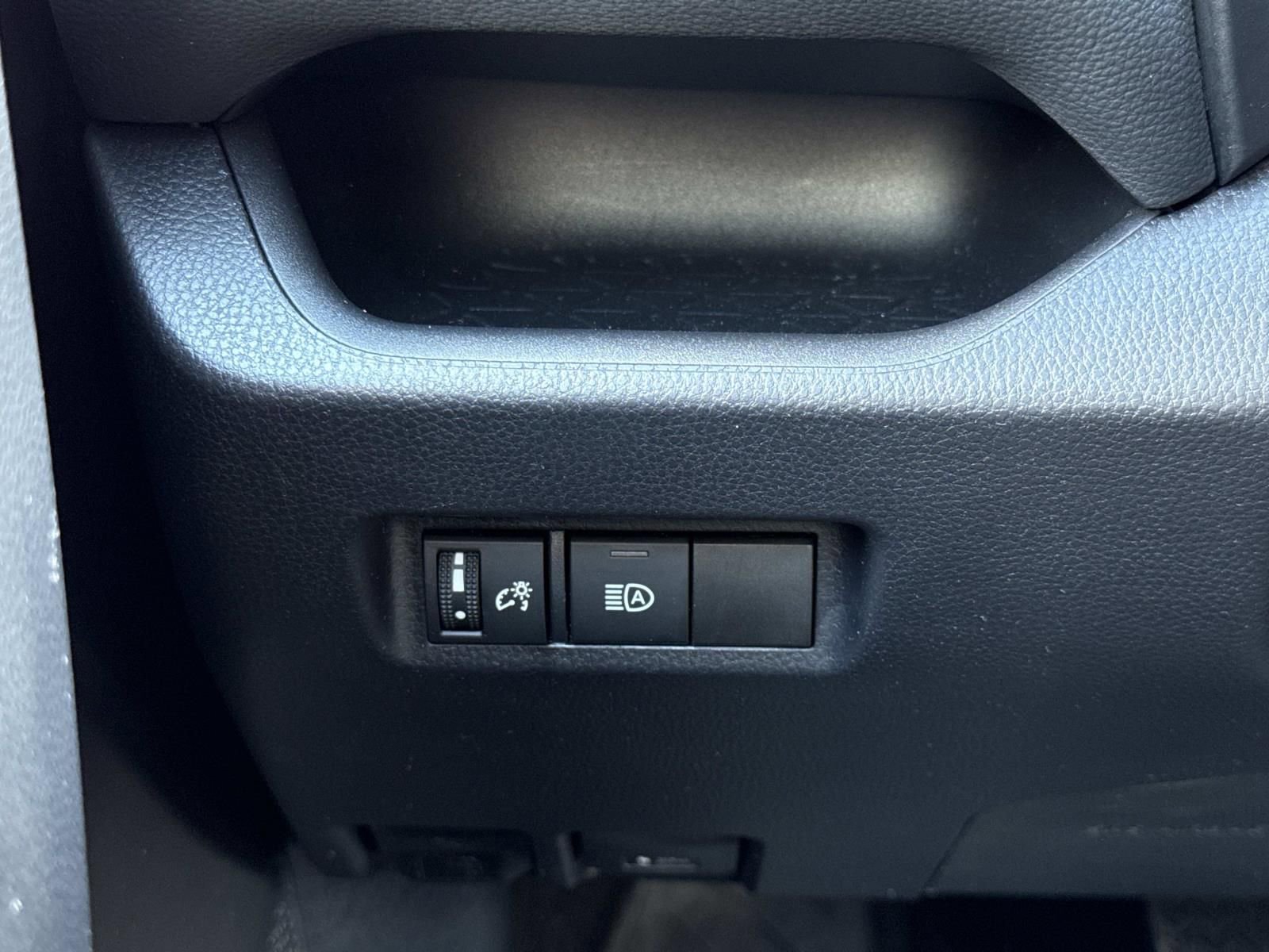 Used 2025 Toyota RAV4 XLE AWD/4WD image 19