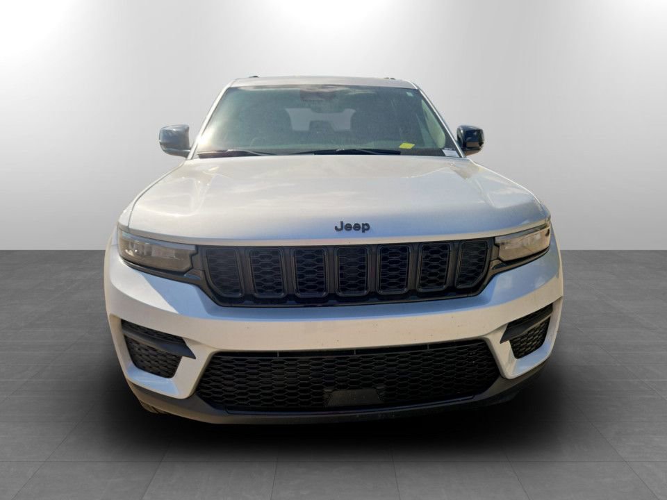 Used 2025 Jeep Grand Cherokee Altitude AWD/4WD image 4