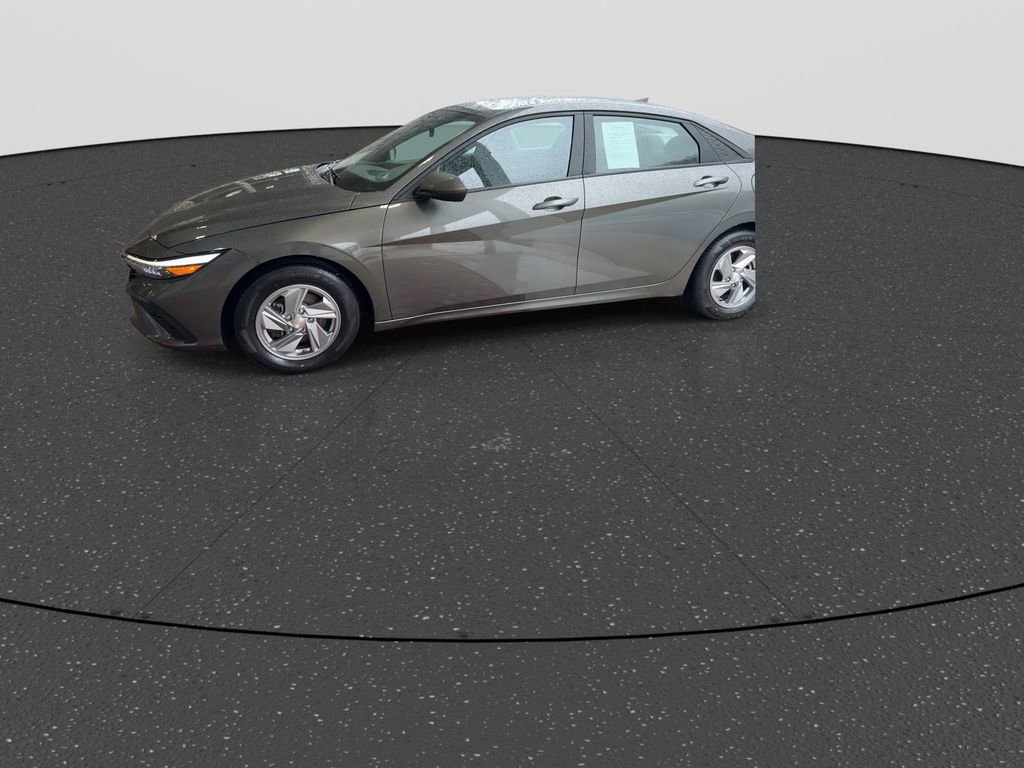 Certified 2024 Hyundai Elantra SE FWD image 5