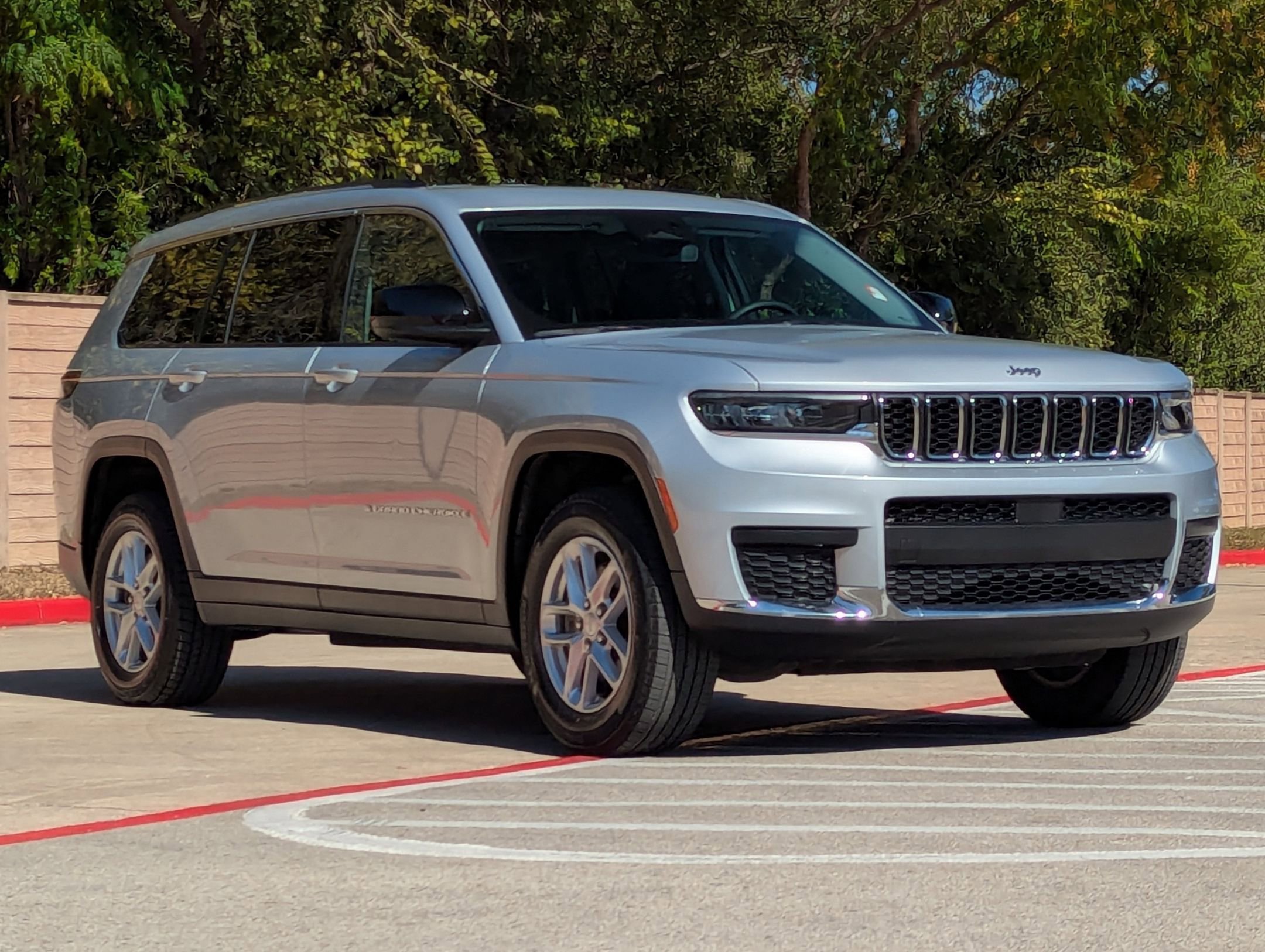 Used 2023 Jeep Grand Cherokee L Laredo image 2