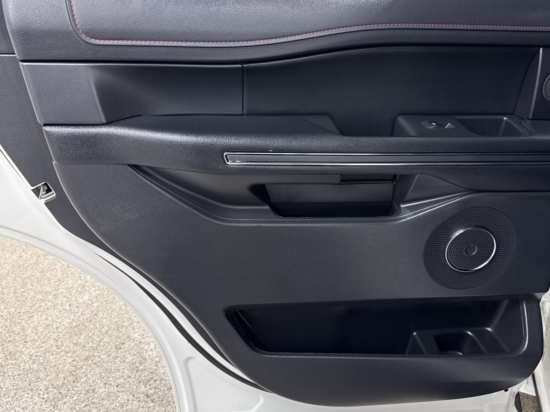 Used 2024 Ford Expedition Limited image 13