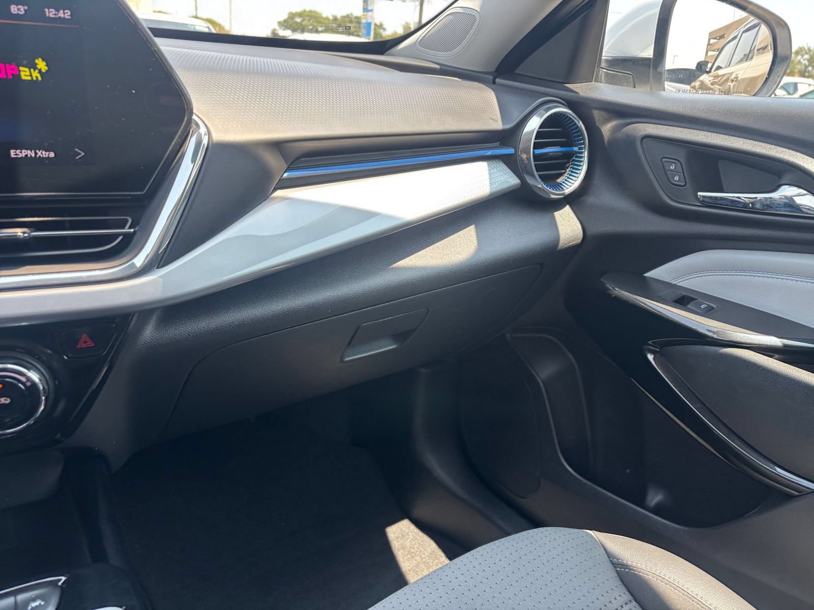 Used 2025 Chevrolet Trax LT FWD image 29