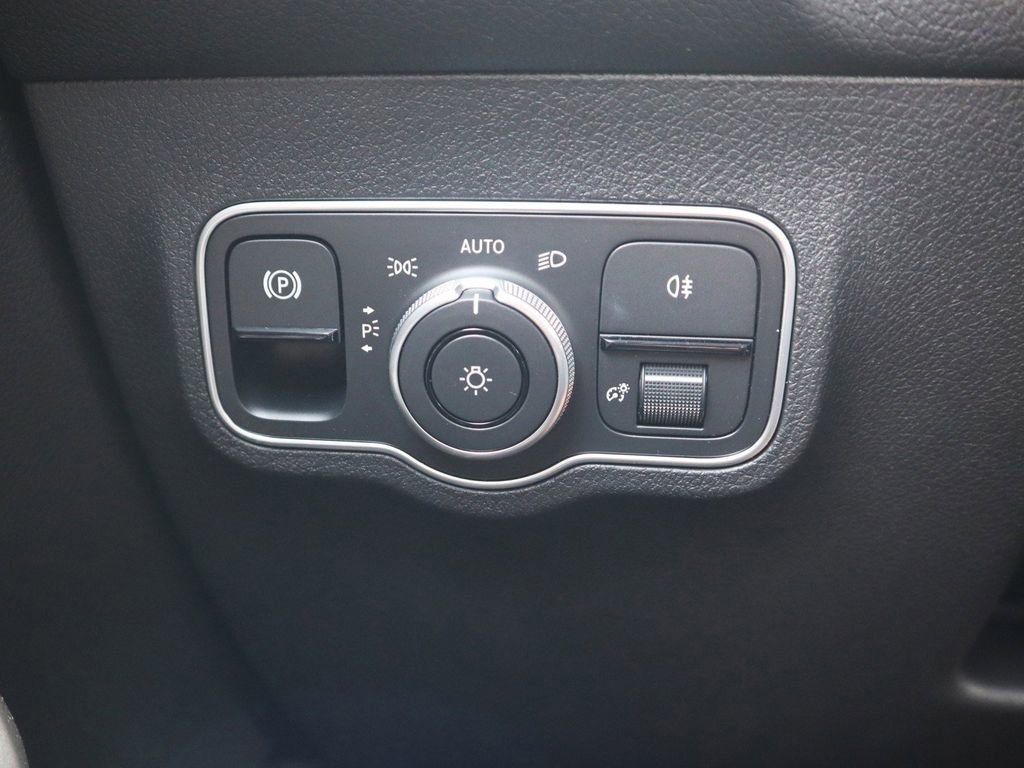 Certified 2024 Mercedes-Benz GLB 250 image 23