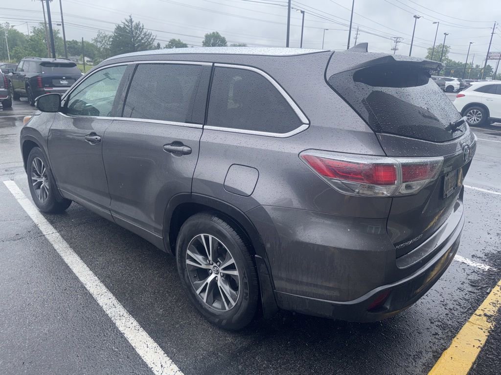 Used 2016 Toyota Highlander XLE AWD/4WD image 2