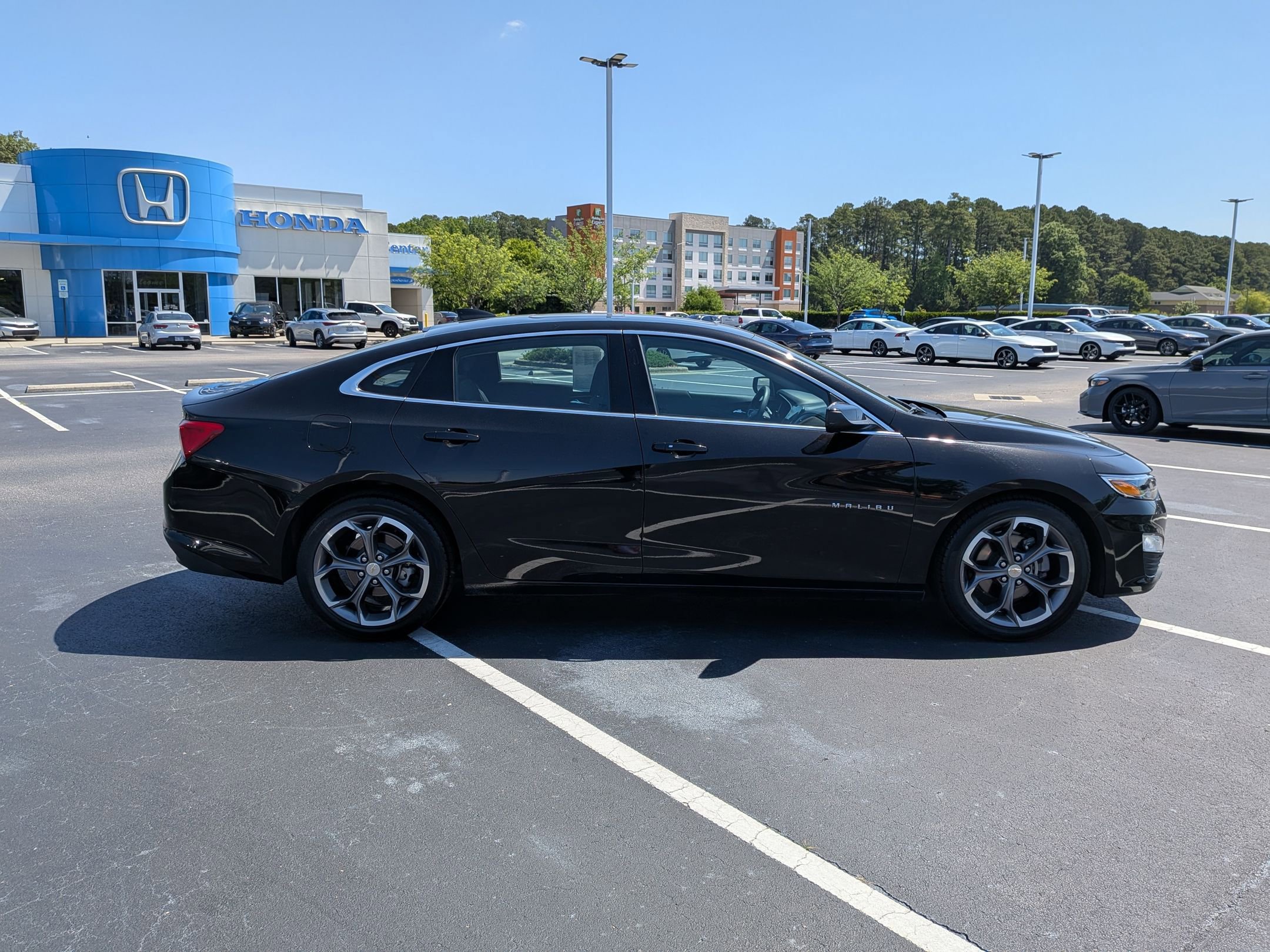 Used 2024 Chevrolet Malibu LT FWD image 2