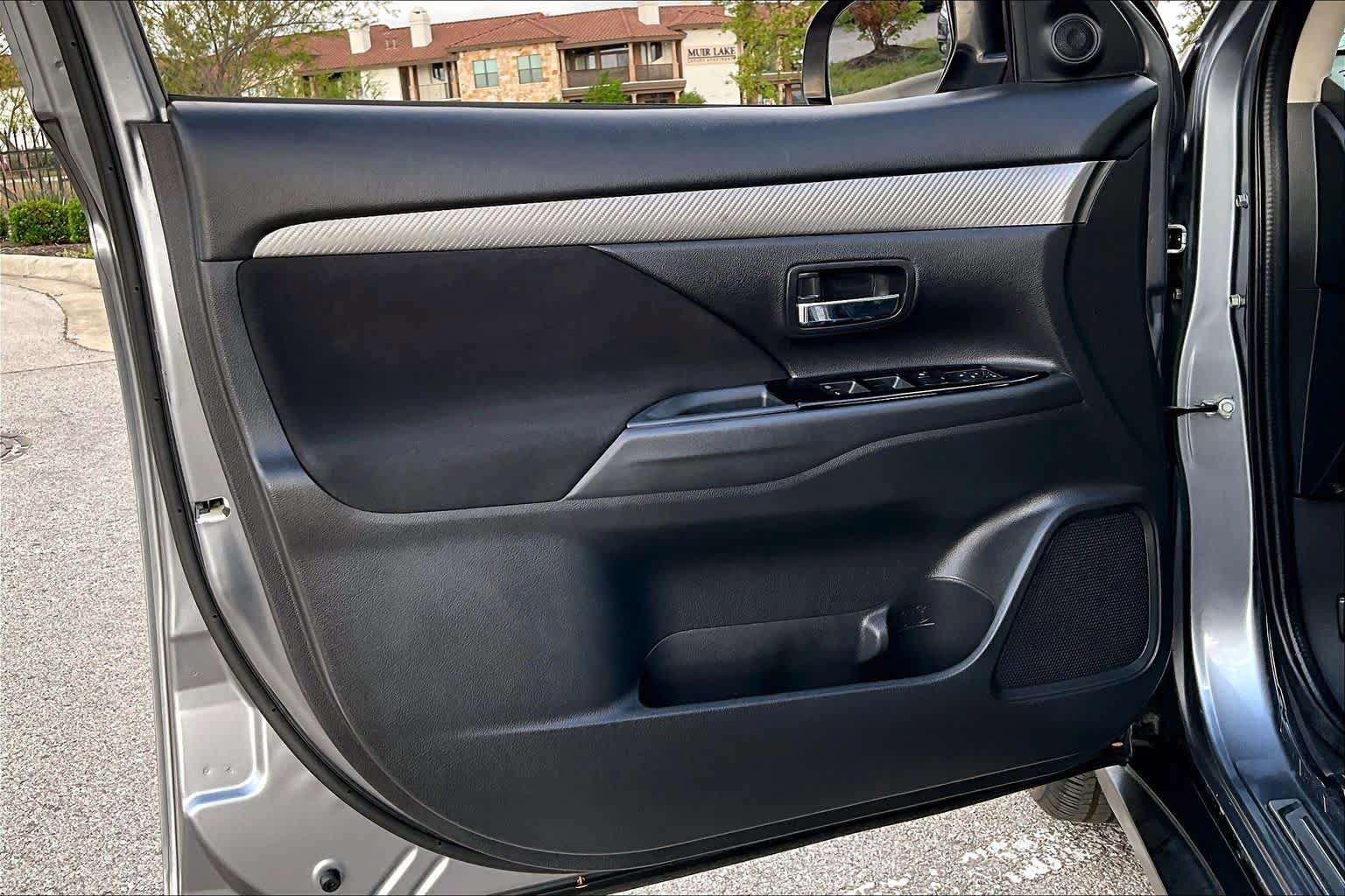 Used 2017 Mitsubishi Outlander SE image 22