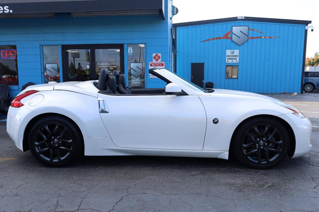 Used 2017 Nissan 370Z Touring RWD image 2