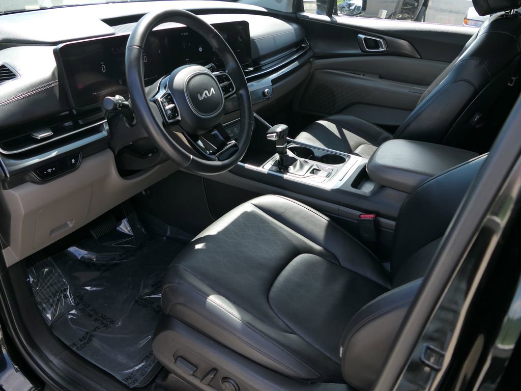 Used 2025 Kia Carnival image 11