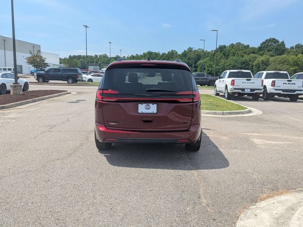 Used 2023 Chrysler Pacifica Touring-L w/ S Appearance Package AWD/4WD image 4