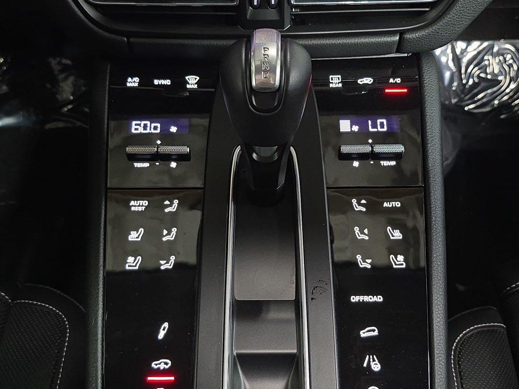 Certified 2025 Porsche Macan Turbo AWD/4WD image 19