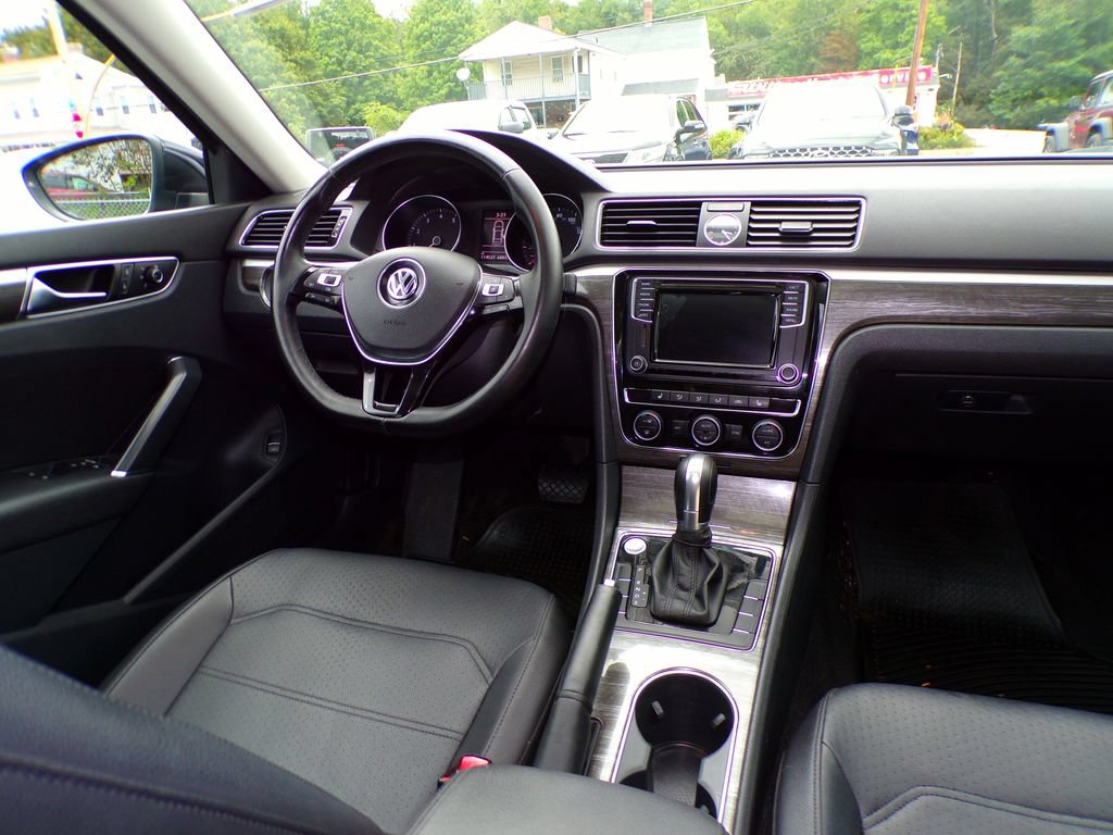 Used 2017 Volkswagen Passat 1.8T SE FWD image 9