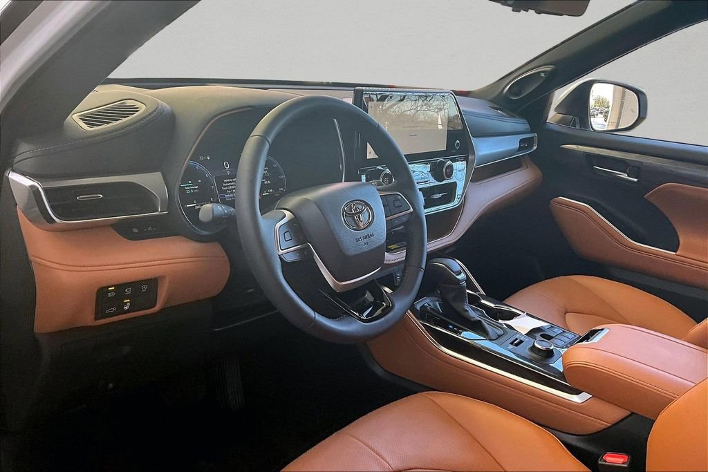 Used 2026 Toyota Highlander Platinum image 16